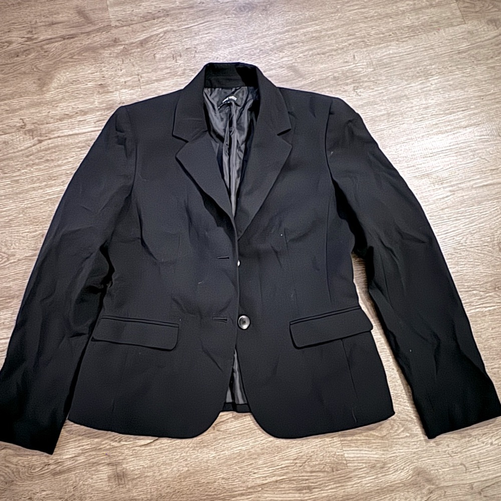 Nine West blazer size 8 black with two buttons